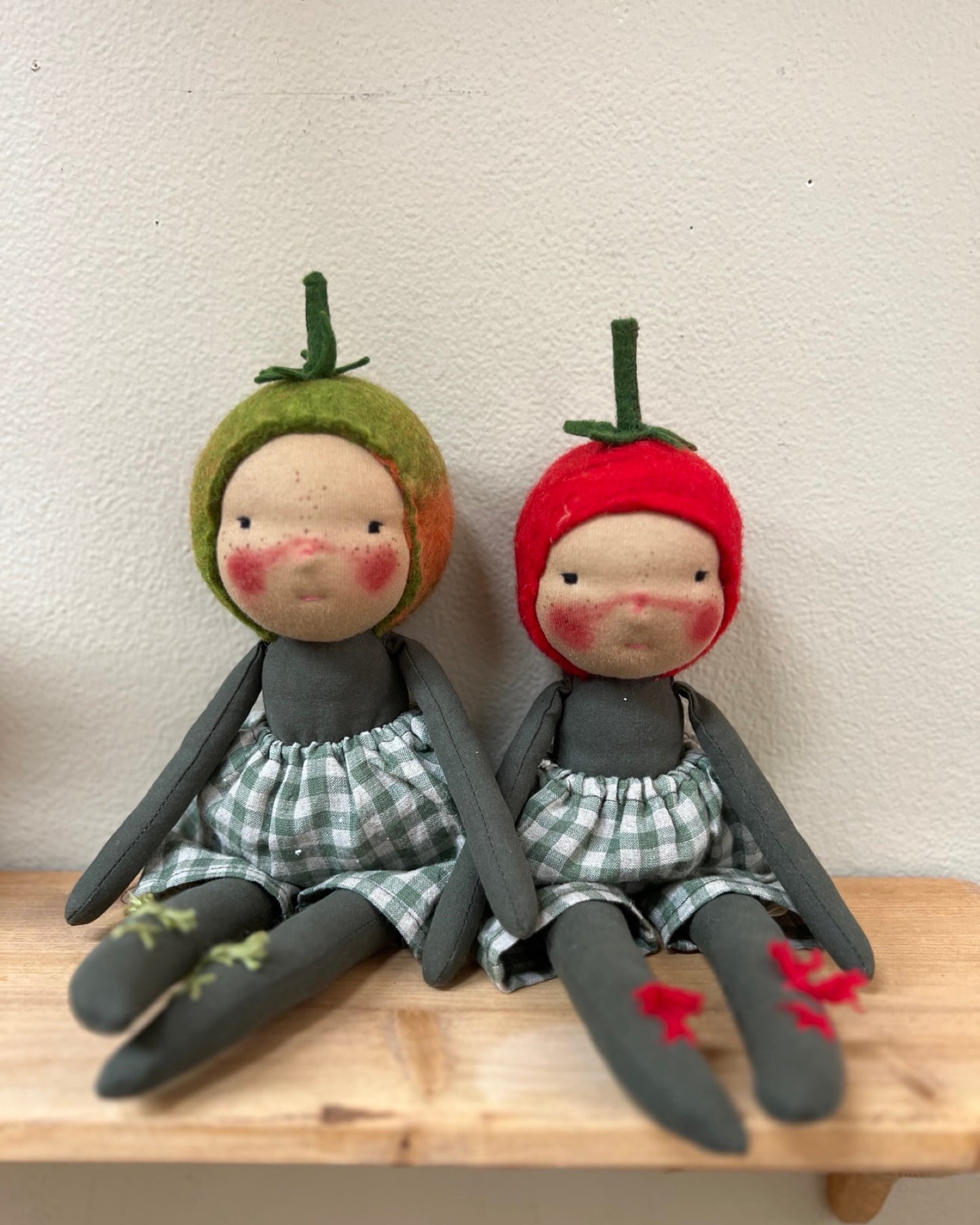 Green Tomato Friend | Cocoa Skin