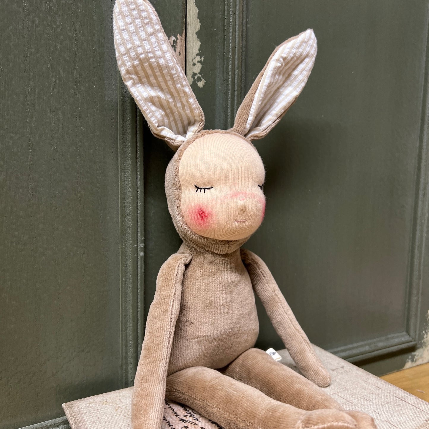 Cuddle Bunny_Walnut Hull Dyed Cocao